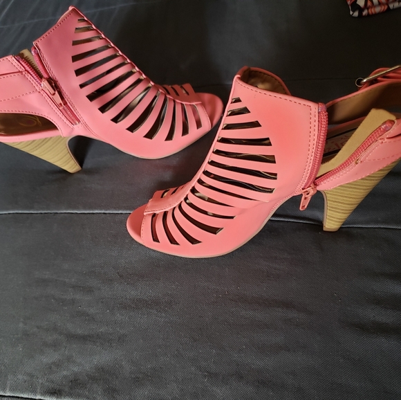 Sandal - Picture 1 of 4